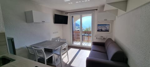 Les Iris T2 station Alpe Huez Apartment in Auris