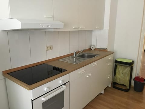 Kitchen or kitchenette, pet friendly, stove