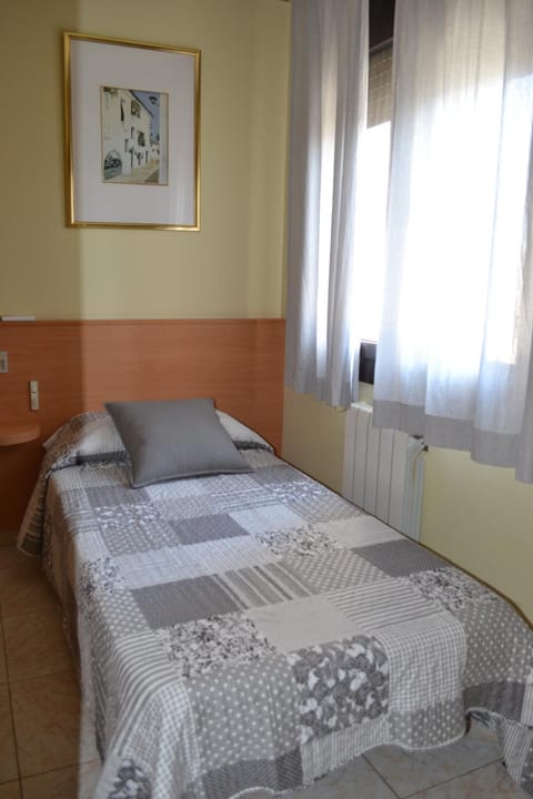 Hostal Bartis Bed and Breakfast in Figueres