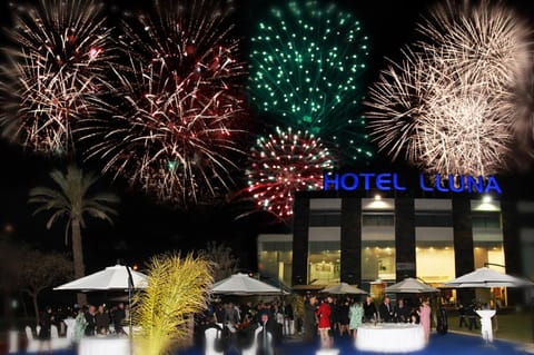 Facade/entrance, Night, People, group of guests