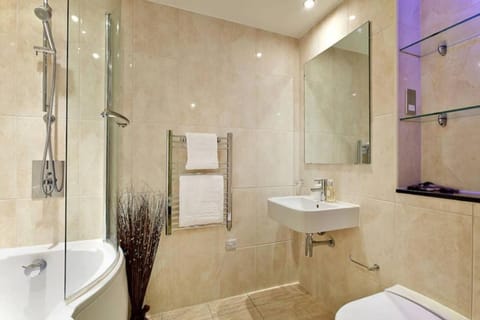 MODERN APARTMENT at SLOUGH STATION, LONDON IN 18 MINS! Apartment in Slough