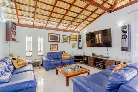 GB19 Casa 7 Quartos a 50m da Praia com Diarista Inclusa, Guarajuba House in State of Bahia