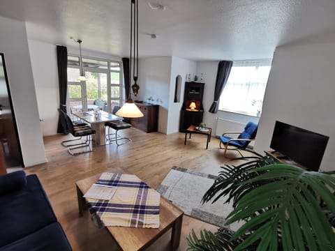 Property building, TV and multimedia, Balcony/Terrace, Living room, Seating area, Dining area