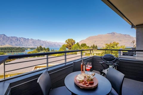 Toru - Eclectic Apartment with Delightful Lake Views Condo in Queenstown