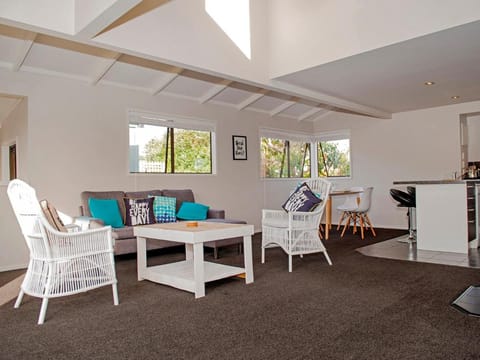 Beach Central - Whangamata Holiday Home House in Whangamatā