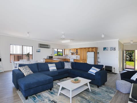 Bayview I Absolute Waterfront with Jetty I 5 Mins to Hyams Beach House in Vincentia