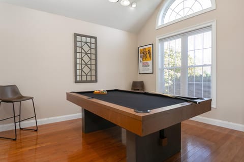 Billiard, Game Room