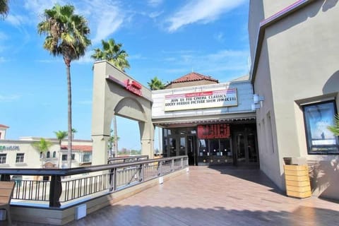 1000#2 Magnificent Beach Home w/ AC & 4K TVs Condo in Balboa Peninsula