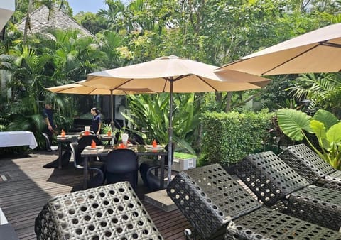 Patio, Spring, Day, Garden, Living room, Seating area, Dining area, Garden view, sunbed