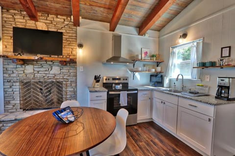 Millie's Cottages Unit 2 - Annie House in Canyon Lake