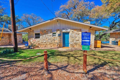 Millie's Waterfront Cottages Unit 2 - Annie House in Canyon Lake