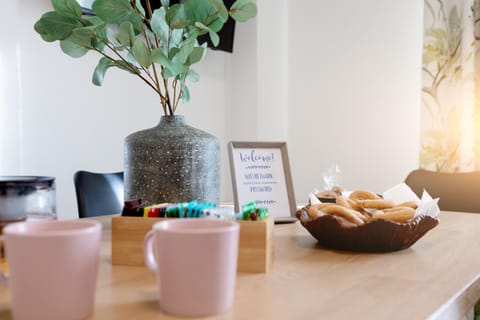 Coffee/tea facilities, Living room, Decorative detail, Dining area