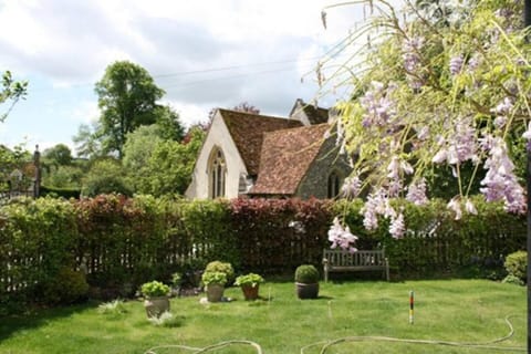 Remarkable 1-Bed Cottage near Henley-on-Thames House in Wycombe District