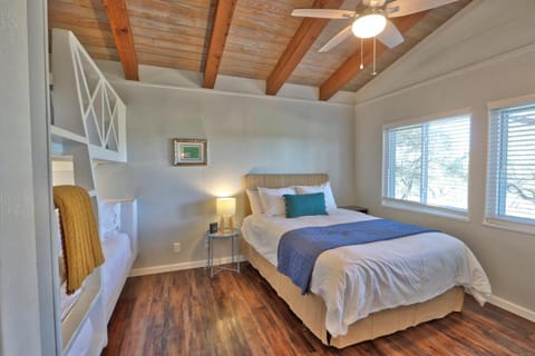 Millie's Cottages Unit 4 - Clara House in Canyon Lake