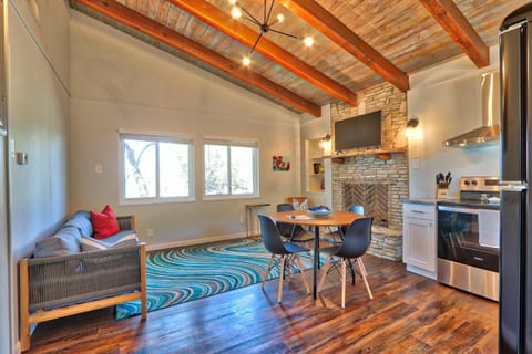 Millie's Waterfront Cottages Unit 5 - Josephine Maison in Canyon Lake