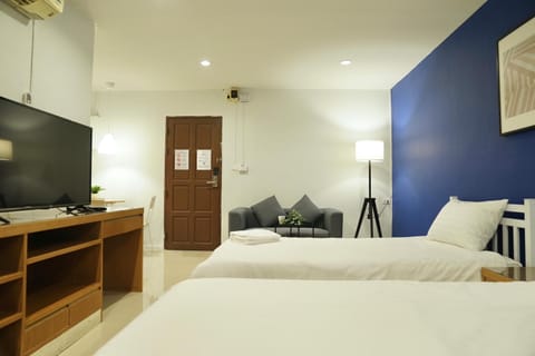 Bed, TV and multimedia, Photo of the whole room, Bedroom, hair dresser, air conditioner