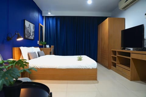 Bed, TV and multimedia, Bedroom