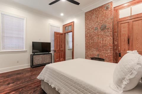Canal Street Mini Mansion Sleeps 15 Haus in New Orleans