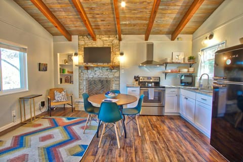 Millie's Cottages Unit 6 - Mehta House in Canyon Lake