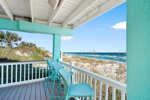 Oceanfront, Serenity Under the Sea, Tiki Bar and Grand Deck! House in Usina Beach