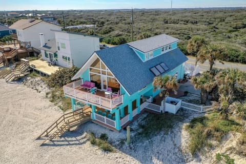 Oceanfront, Serenity Under the Sea, Tiki Bar and Grand Deck! Haus in Usina Beach