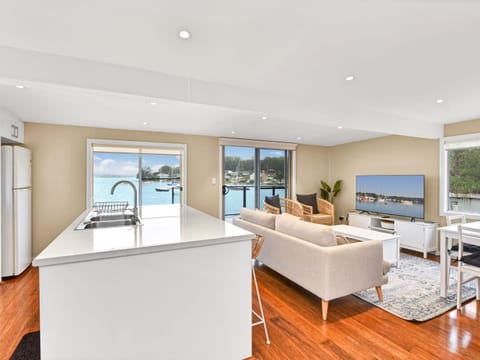 The Boat House Absolute Waterfront and Jetty Casa in Lake Macquarie