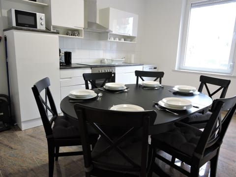 Kitchen or kitchenette, Dining area