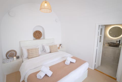 Bed, Bathroom, Bedroom