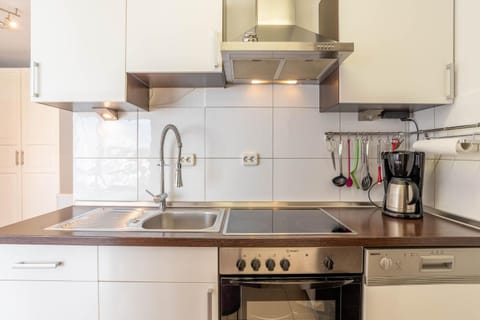 Kitchen or kitchenette, dishwasher, stove