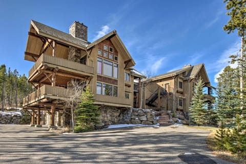 Stunning Ski-In and Ski-Out Penthouse Condo with Hot Tub Condo in Big Sky