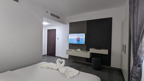 Bed, TV and multimedia, Bedroom