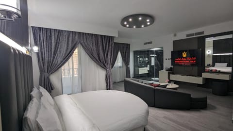 Bed, TV and multimedia, Bedroom