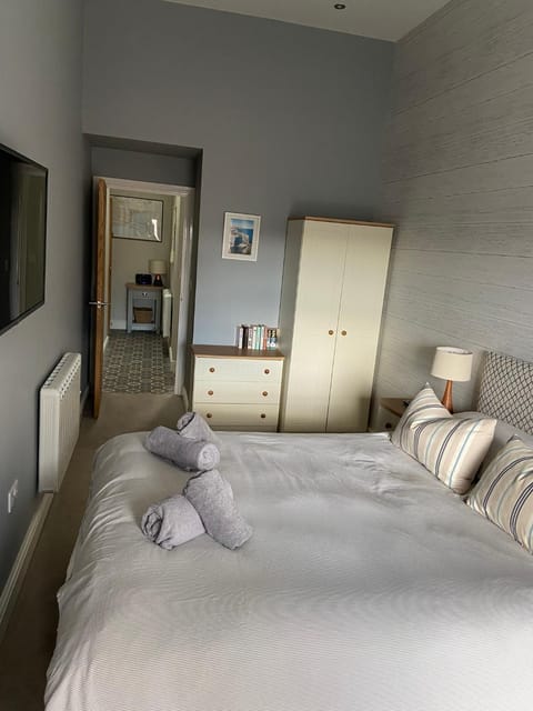 Stylish Tenby Apartment, Great Location, Parking Apartment in Wales