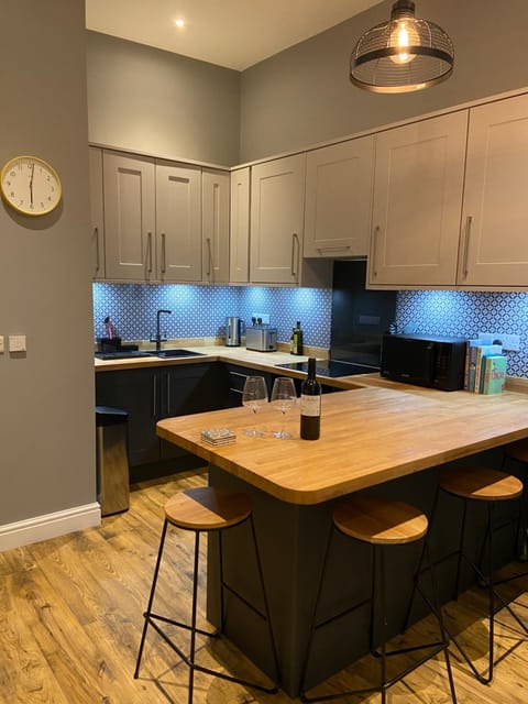 Stylish Tenby Apartment, Great Location, Parking Apartment in Wales