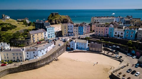 Stylish Tenby Apartment, Great Location, Parking Apartment in Wales