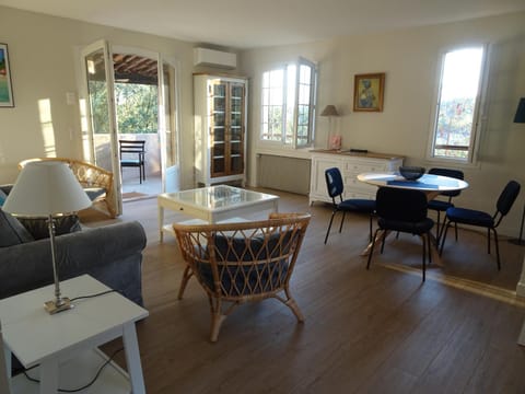 06D - Appartement spacieux avec terrasses, jardin et piscine Eigentumswohnung in Roquefort-les-Pins