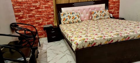 Palace inn Guest House Bed and Breakfast in Karachi