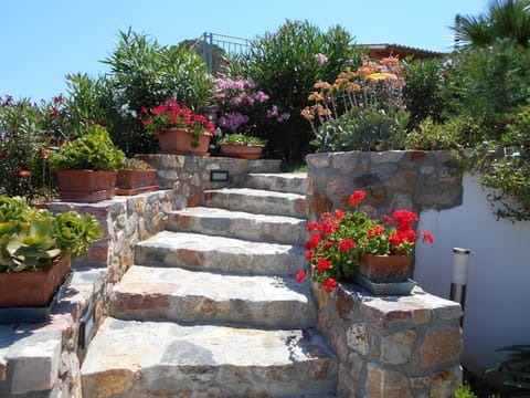 Apartment in villa 2 to 4 persons with large private garden Sole Apartment in Capoliveri