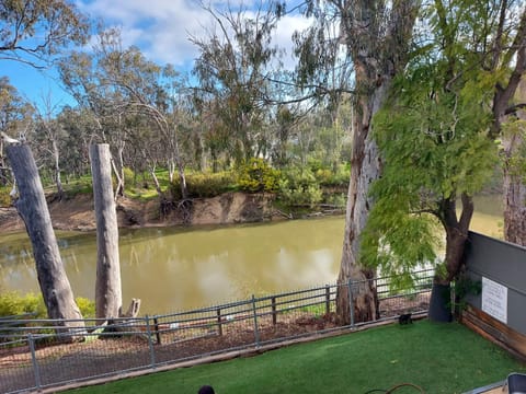 Adelphi Apartment 6 Riverview 2 BDRM or 6A King Studio Riverview both with balconies Condominio in Echuca