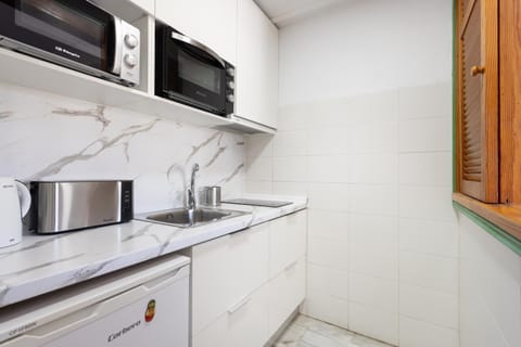 Kitchen or kitchenette, minibar, pet friendly, stove