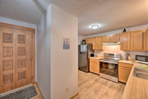 Lincoln Apartment with Balcony 2 Mi to Loon Mtn! Condominio in Woodstock