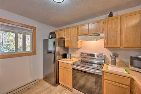 Lincoln Apartment with Balcony 2 Mi to Loon Mtn! Apartment in Woodstock