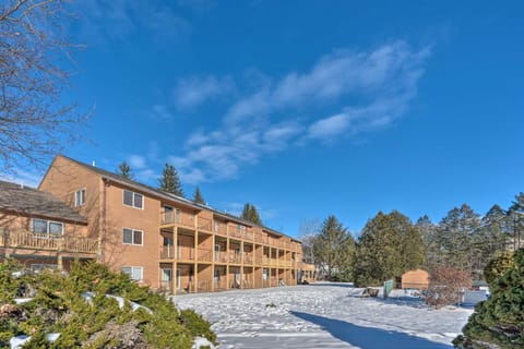 Lincoln Apartment with Balcony 2 Mi to Loon Mtn! Condo in Woodstock
