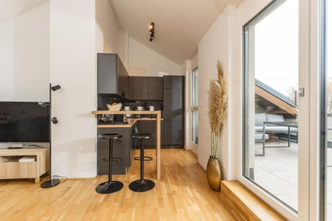 Kitchen or kitchenette, Dining area