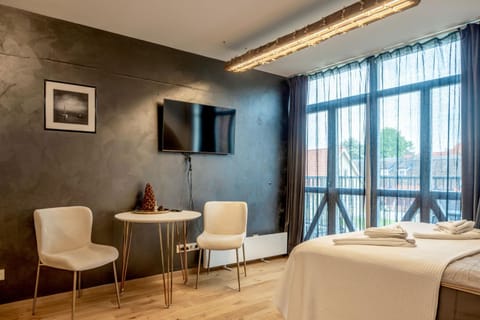 Bed, TV and multimedia, Living room, Photo of the whole room, Seating area, Bedroom