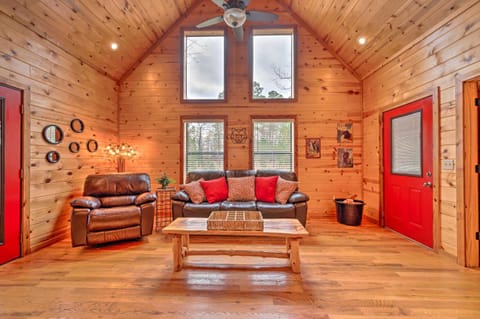 Little Bears Pond Cabin with Outdoor Fireplace! Casa in Broken Bow