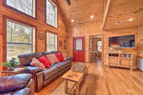 Little Bears Pond Cabin with Outdoor Fireplace! Haus in Broken Bow
