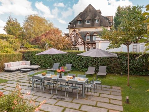 Patio, Spring, Garden, Seating area, Dining area, Garden view