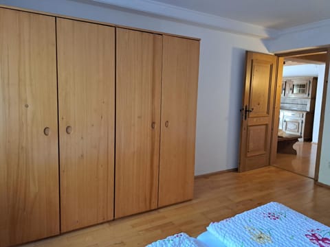 Photo of the whole room, Bedroom, wardrobe