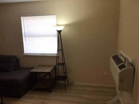 Cozy Upstairs 1 Bedroom Apartment close to Fort Sill Apartment in Lawton